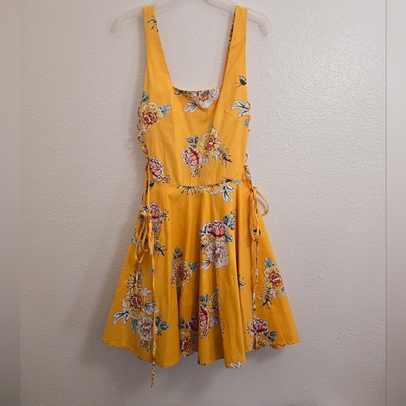 Charlotte Russe Dresses & Skirts - Charlotte Russe yellow floral dress size 1X